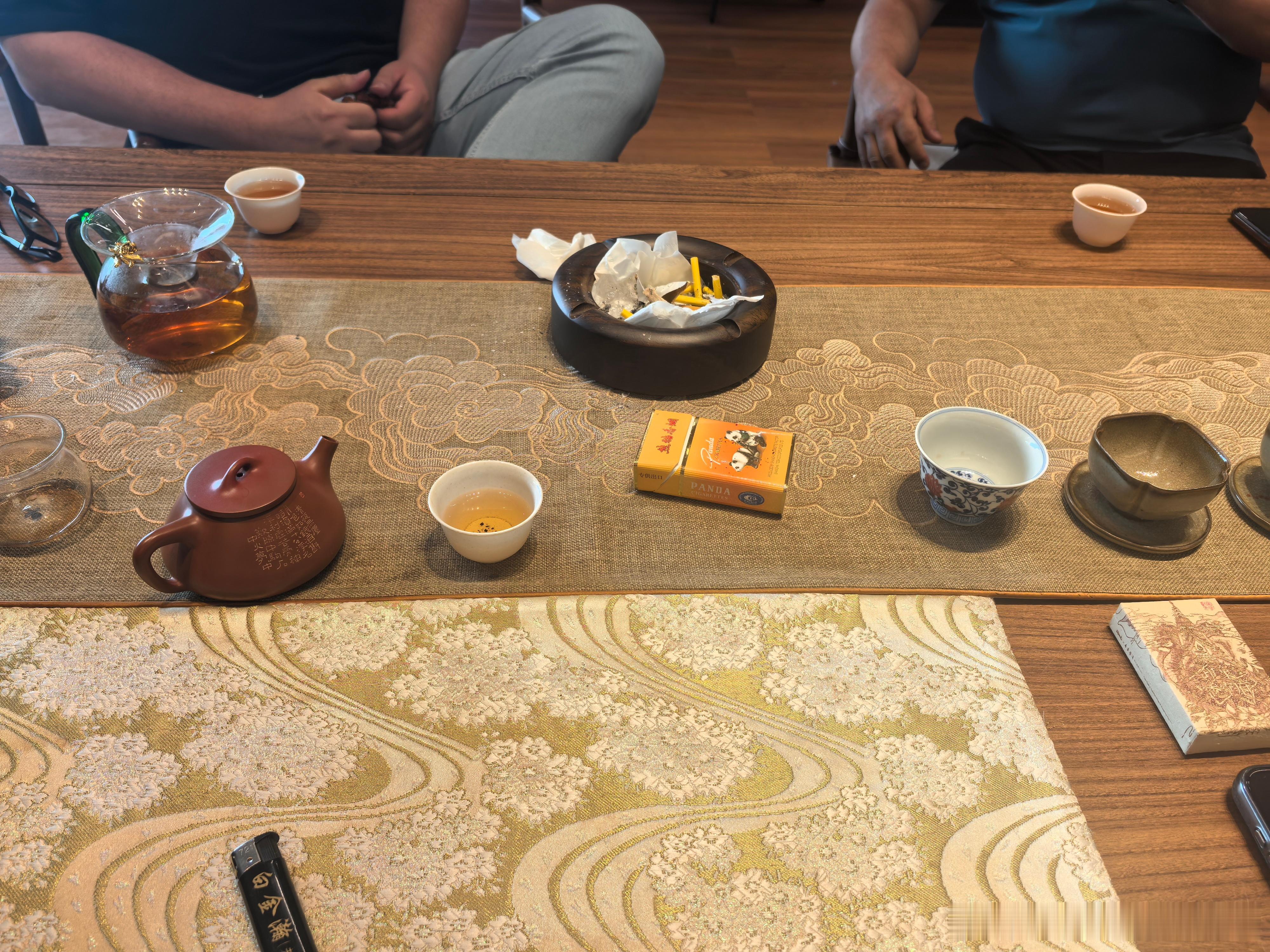总会有来自于远方的客人给带来远方的故事。这包熊猫还是去年我在阿联酋的机场保税区买