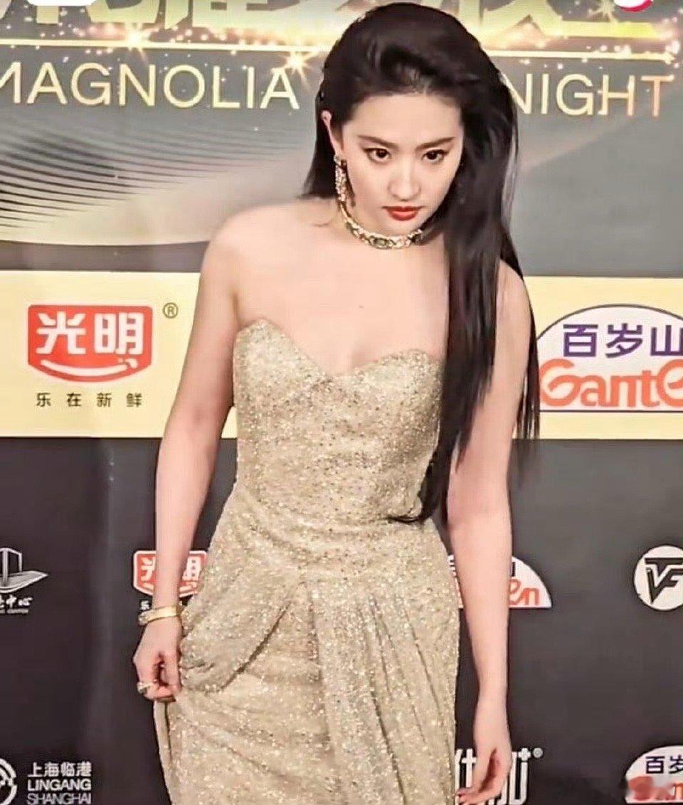 刘亦菲 抬头的玉“刘亦菲 抬头的玉”这一话题，源于网友对刘亦菲气质与风骨的极致凝