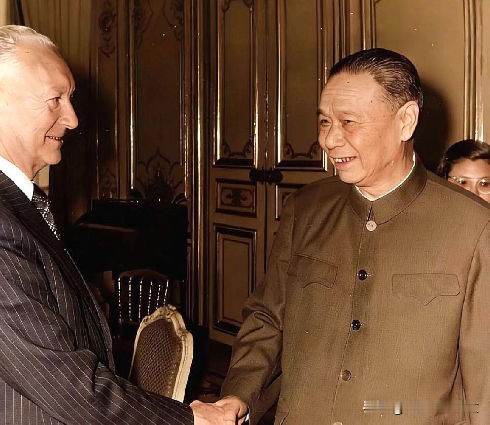 历史时光
这张珍贵的合影定格了1970年代姬鹏飞外长接见国际友人的历史瞬间。这位