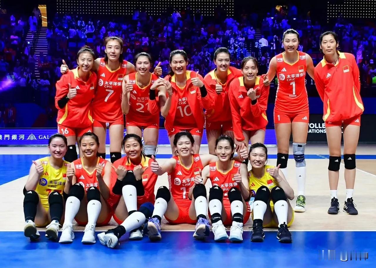 朱婷和袁心玥并肩在一起，她们是友爱的集体

中国女排3-1荷兰后，最新赛后全家福