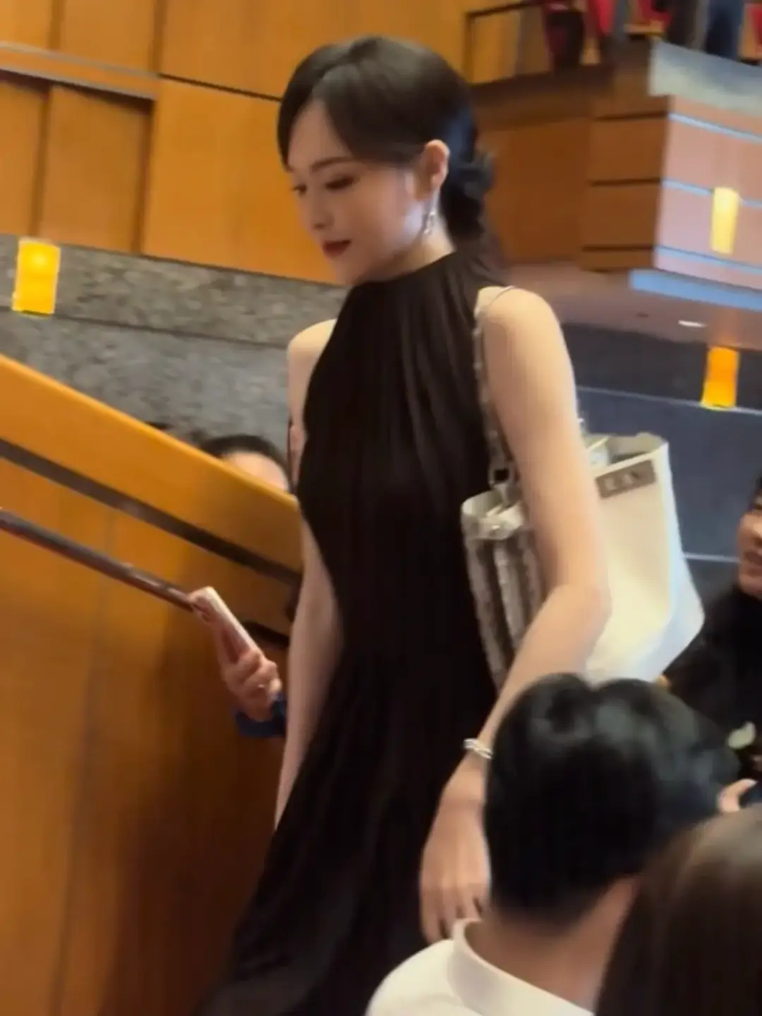 唐嫣参加女儿幼儿园活动，一身黑裙优雅漂亮，6岁小小糖快毕业了