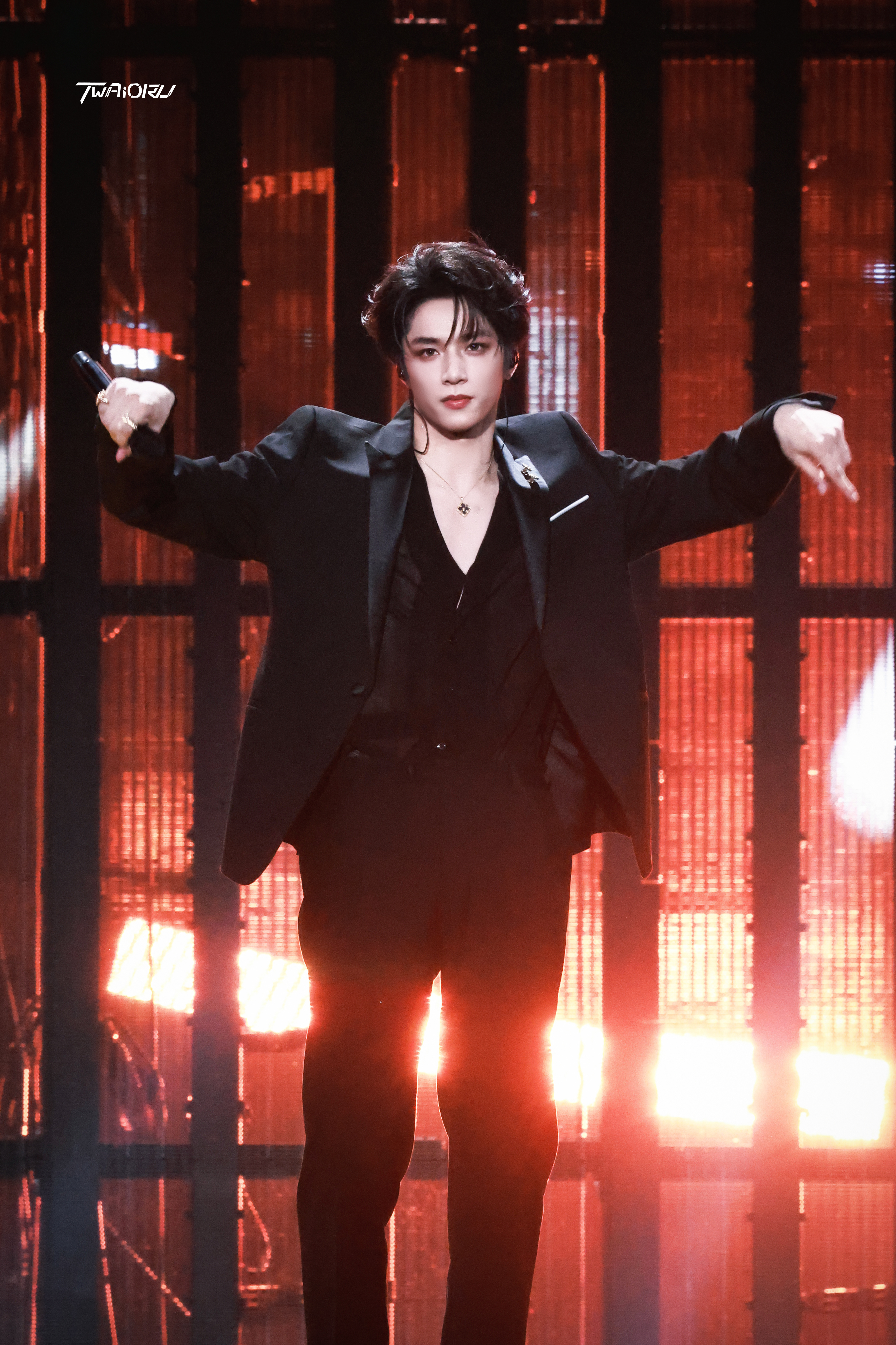 刘耀文✖️今晚上海站演唱会舞台造型 📷in Peet Dullaert 202