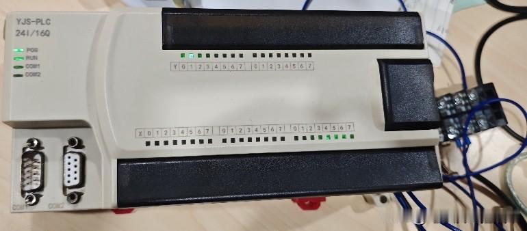 昨天我发了一个从未见过的PLC，其型号为YJS - PLC。有位老铁用过这款控制