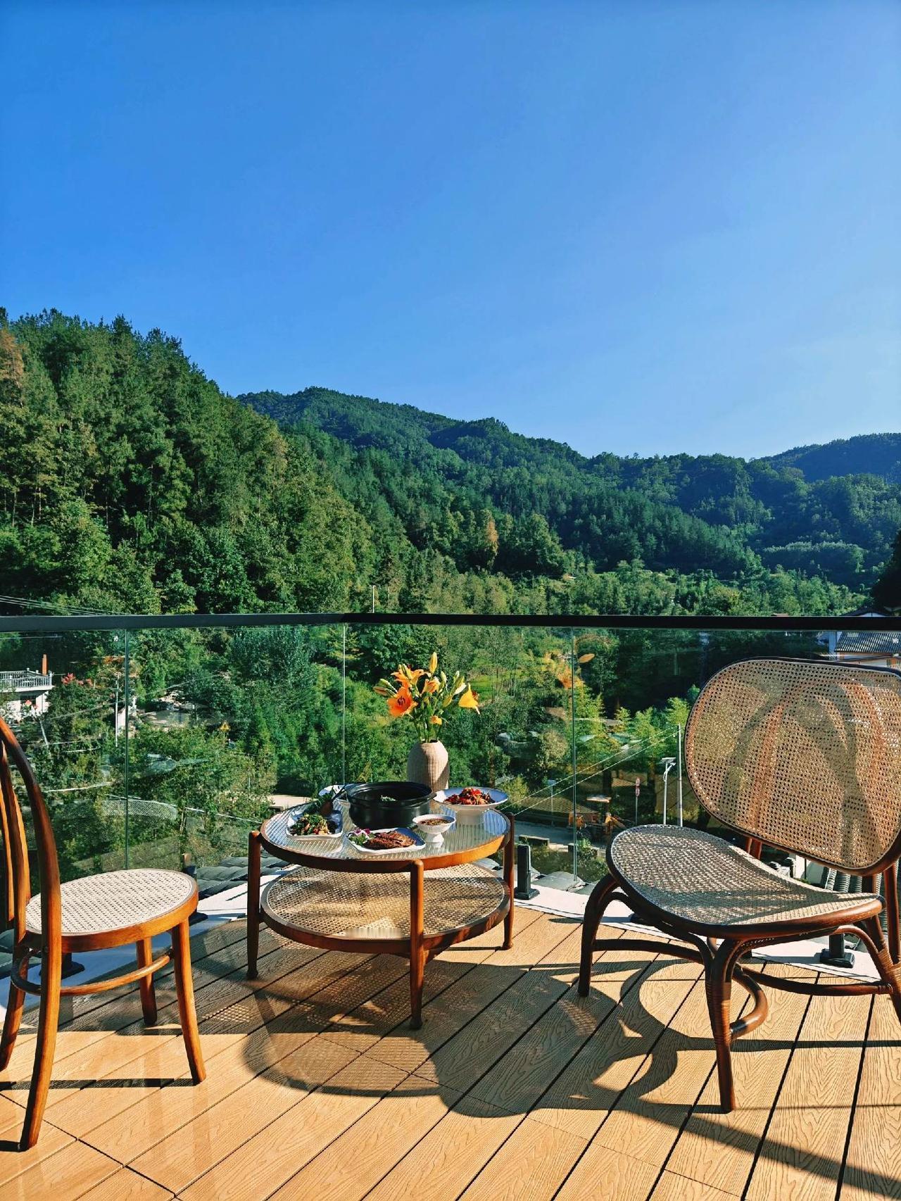 盛夏来临，酷暑难耐，还好，我们有22℃的夏天供你逃跑，你要来吗？👀
陕南的山谷