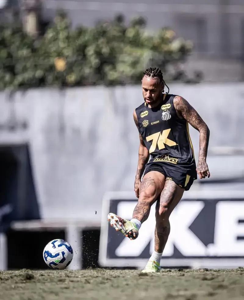 内马尔正式回归！明天他将代表桑托斯出战圣保罗州联赛，迎来膝盖手术后的首次亮相。3