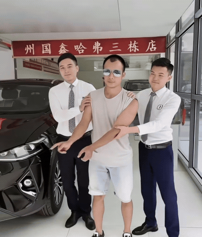 俺本来是过来提新车的，恁生生给俺拍出了“指认现场”的感觉！