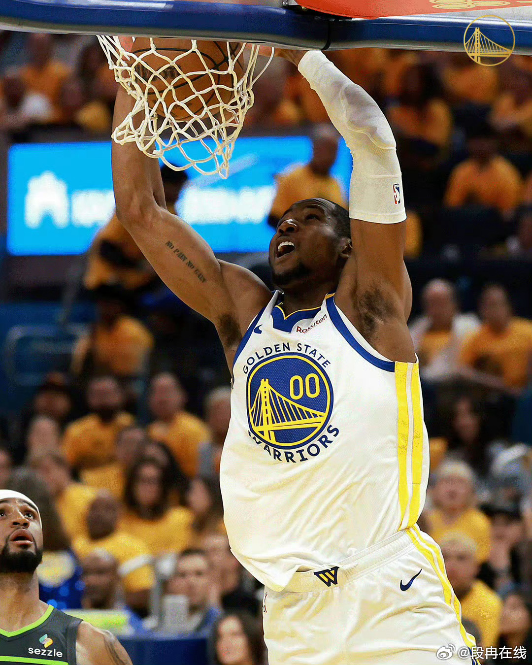 在获得了交易资格后，库明加第一时间向勇士提出了交易申请。根据多方消息，湖人、独行