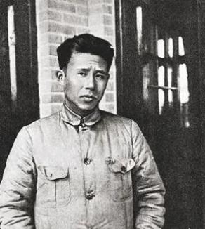 1933年2月，陈赓和廖承志在上海法租界先后被捕，廖承志一副贪生怕死的样子主动提