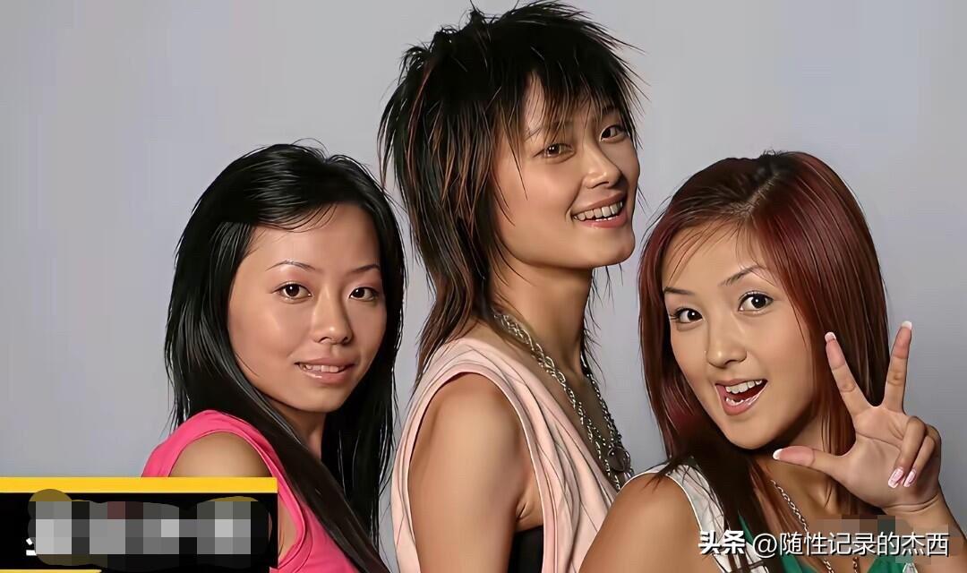 当时她们的这些造型真的是让人一言难尽，平时看着颜值一般的何洁，竟然在当年是一个比