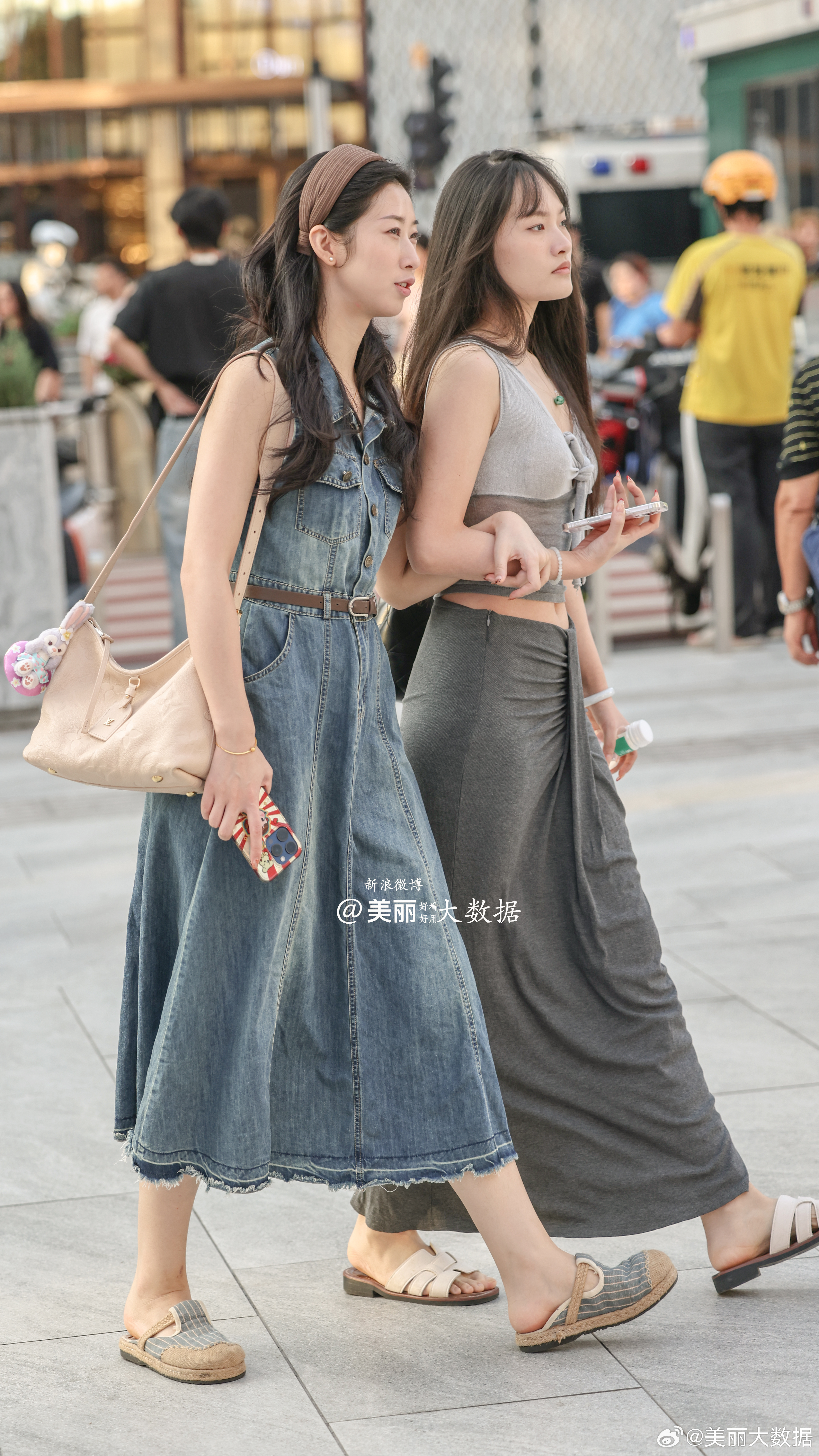 逛街二人组。 