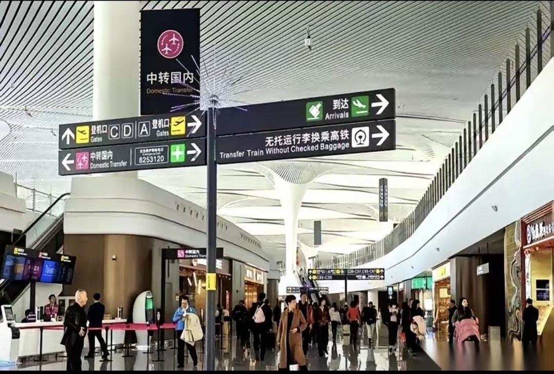 拖着行李在兰州机场转车，再也不用狂奔找路了。去年T3航站楼和东站一起启用后，下飞