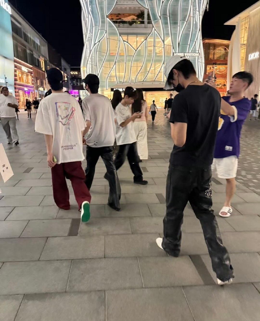 三里屯偶遇张峻豪邓佳鑫童禹坤没有刻意避人，大大方方逛街聊天，少年之间的相处真实又