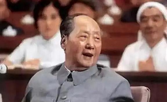 1981年，有人想动手否定毛主席，胡乔木提出不再称“毛主席”，改叫“毛泽东”，但