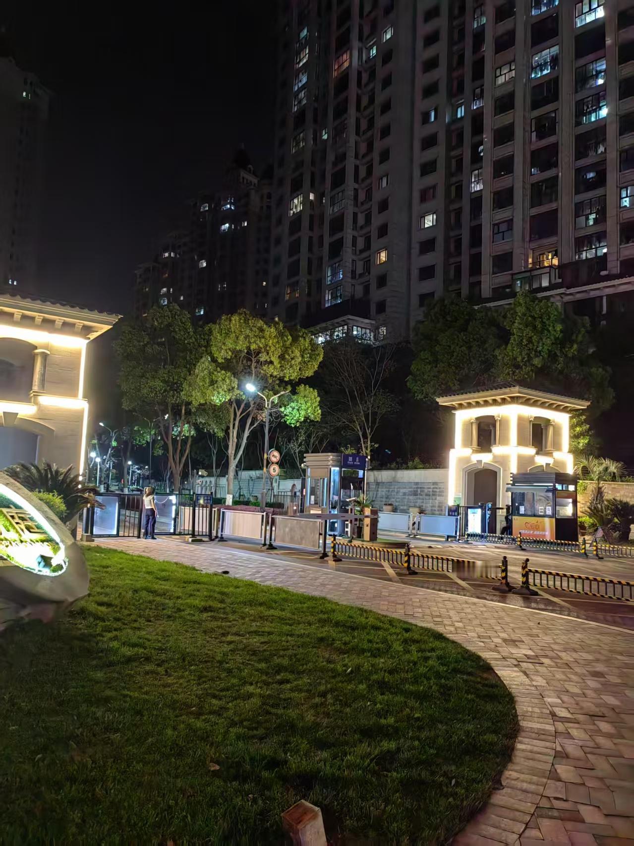 晒图笔记大赛这是我们小区门口，门口的夜景还是不错的，这扇门是我每天的必经之路，也