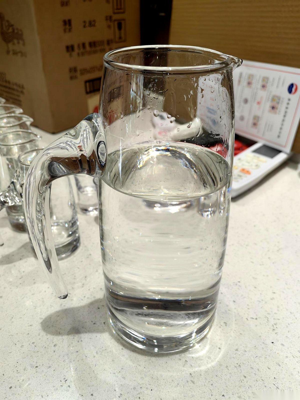 昨晚七个大老爷们围一桌，硬生生干掉五瓶高度白酒。
人均七两下肚，按理说今天早晨能
