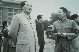 [微风]1952年，毛主席见到刘亚楼时，突然对他说道：“你给我敬个礼。”刘亚楼一