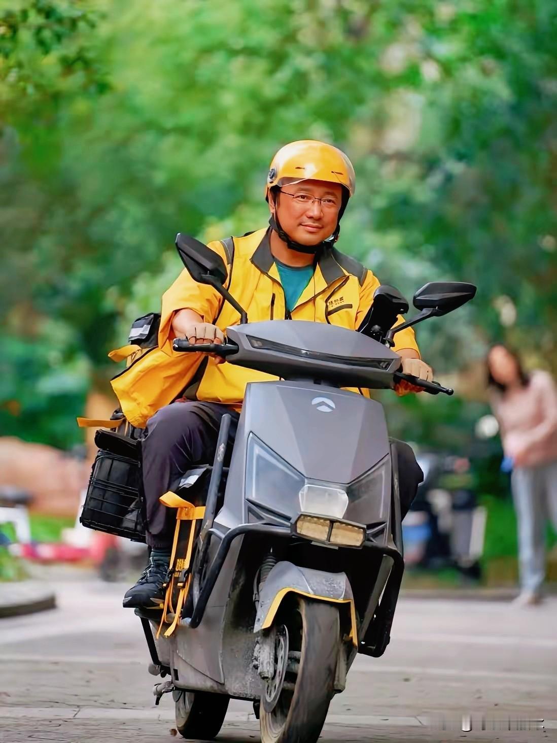 花钱上班这事儿，还真不是段子。

听说有平台搞了个会员。

99块，给你优先派单