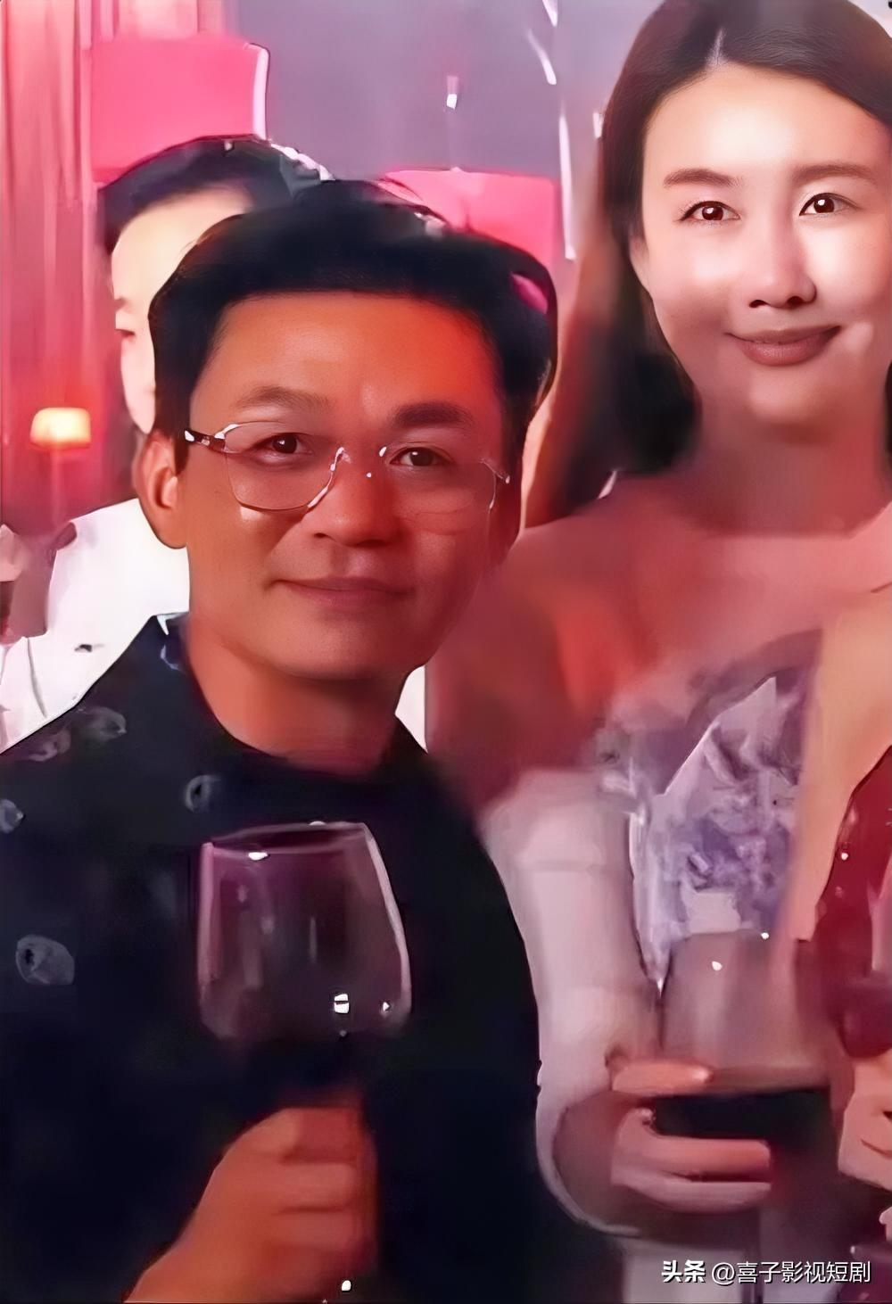 7月6日，王宝强携相恋8年的女友冯清现身青岛一场好友的私人婚礼。王宝强一身黑西装