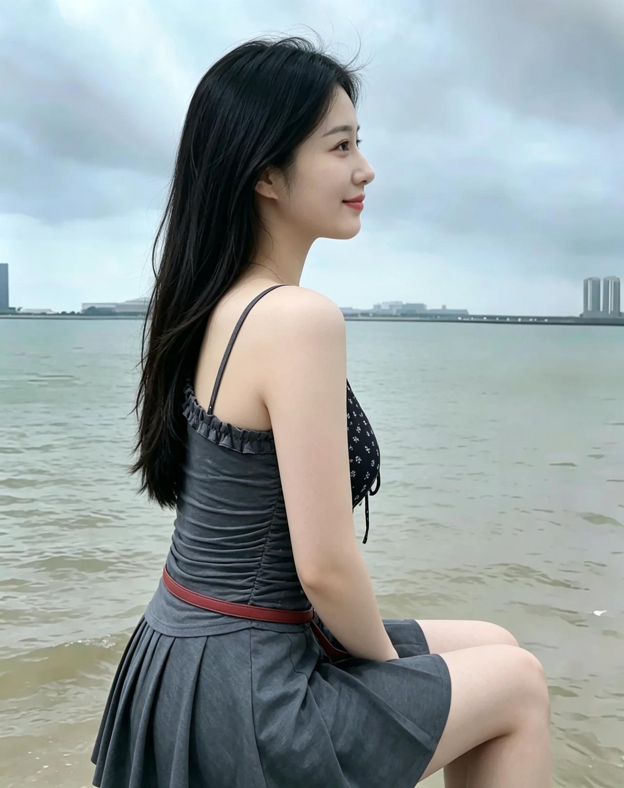 青丝垂素肩，浅笑自嫣然。
临水风姿展，温柔落眼前。