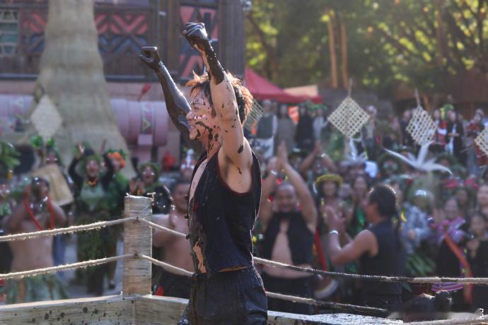 邓超每天洗澡都搓下十斤黑泥邓超每天洗澡净搓泥了 真的是把我笑死了呀，五哈里面真的