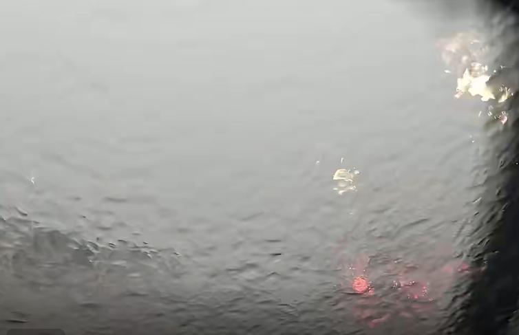 广东暴雨：雨刮器已经干到极限！
 
广东这波暴雨直接把人看懵！不少车主直呼：雨刮