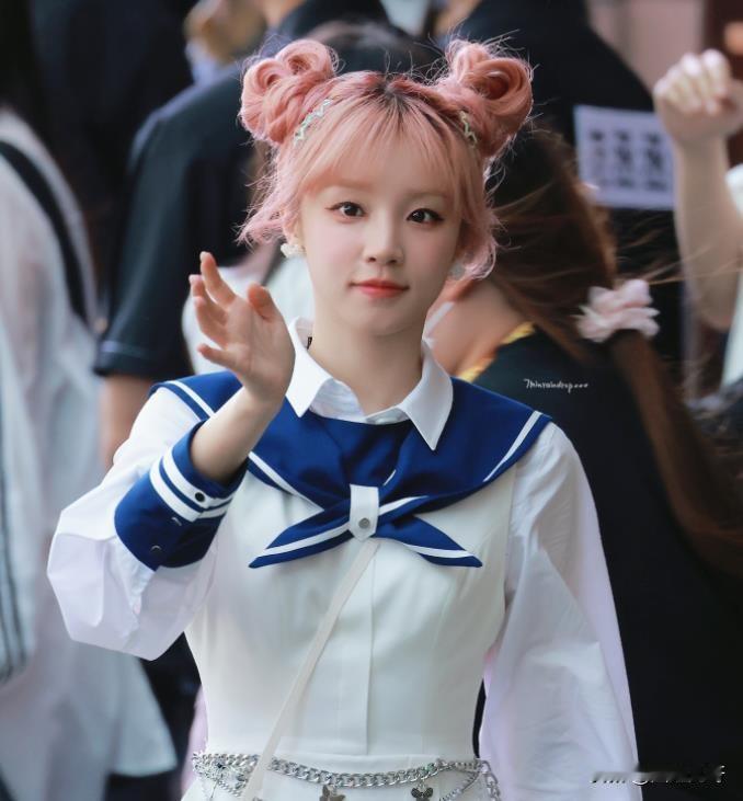 水手服，丸子头，宋雨琦的青春感都快溢出屏幕了。如今baby离开，她会不会像白鹿一