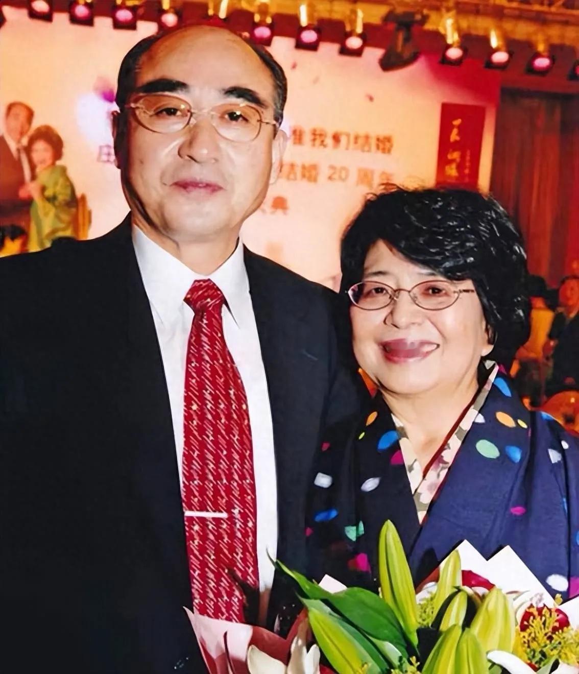 2007年，67岁的庄则栋和日裔妻子佐佐木敦子结婚20周年庆典上的一幕，镜头中庄