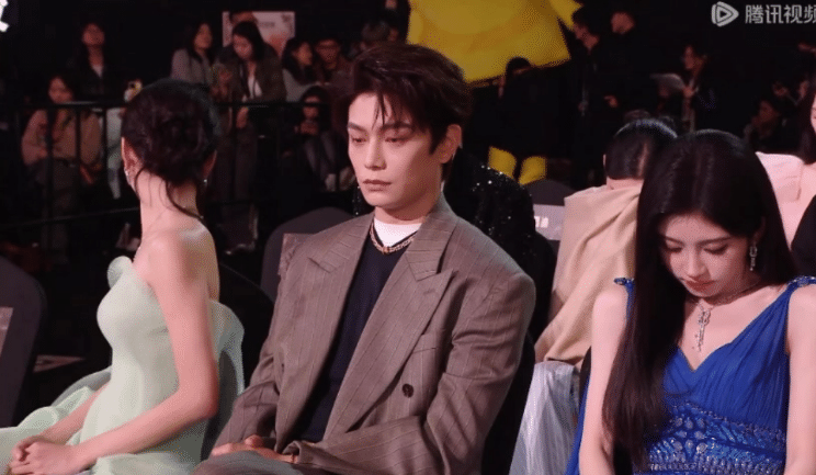 丁禹兮看到陈都灵辛云来讲话之后会心一笑 丁禹兮一来就social上了