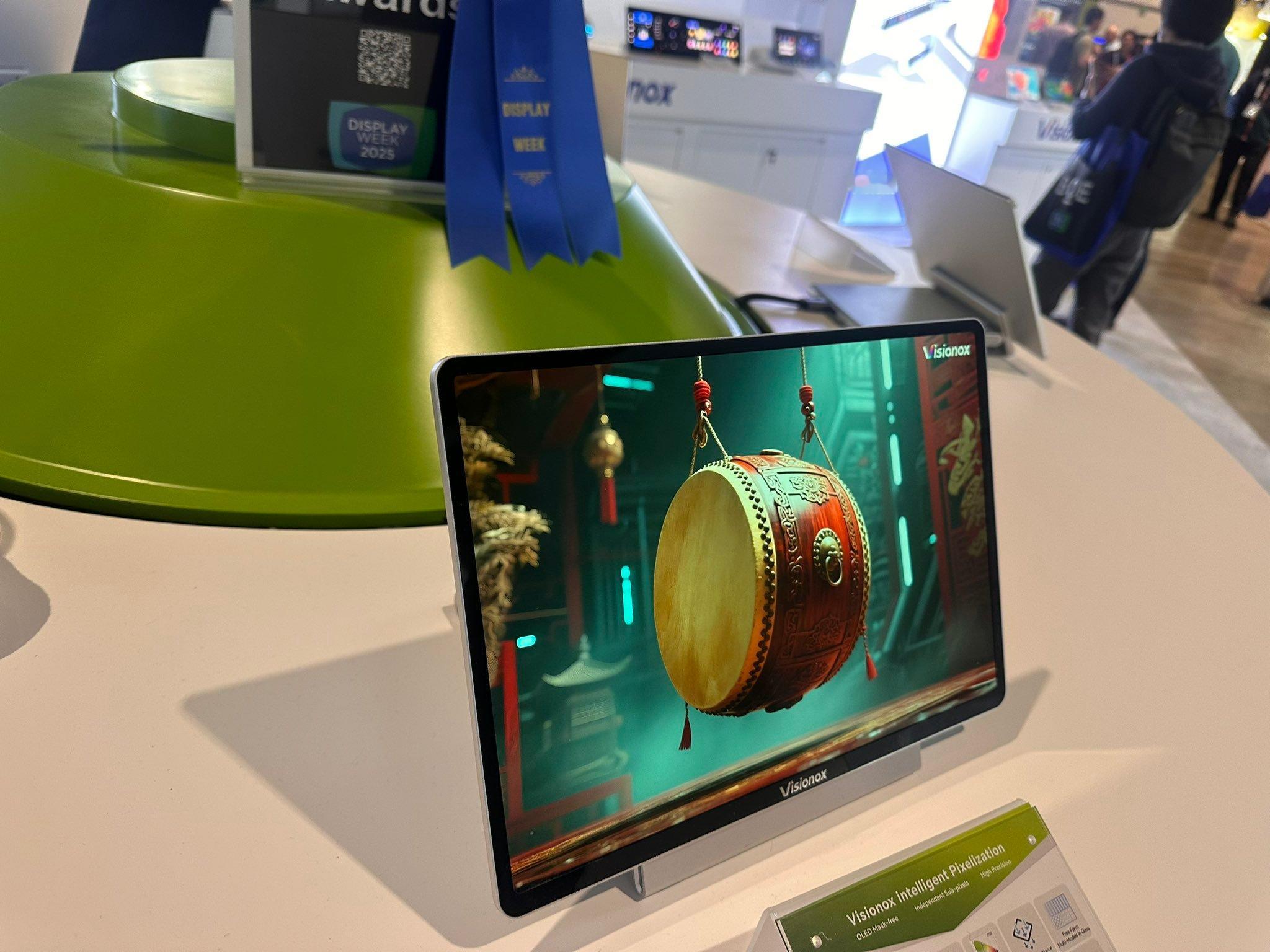 国产面板厂商维信诺在 DisplayWeek 上展示了一款采用其 ViP 技术/