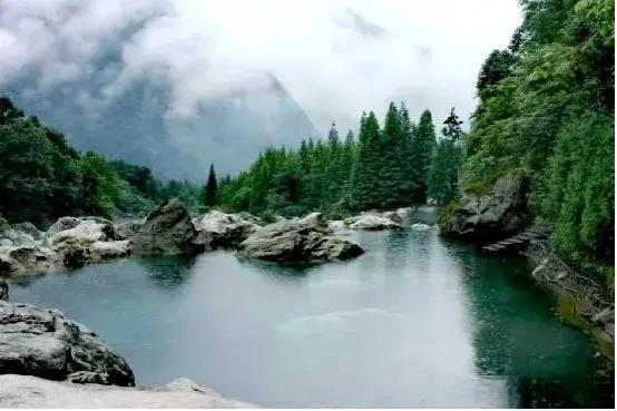 2005年7月30日，我游览了彭州龙门山银厂沟。
       烟雨迷茫，远处的