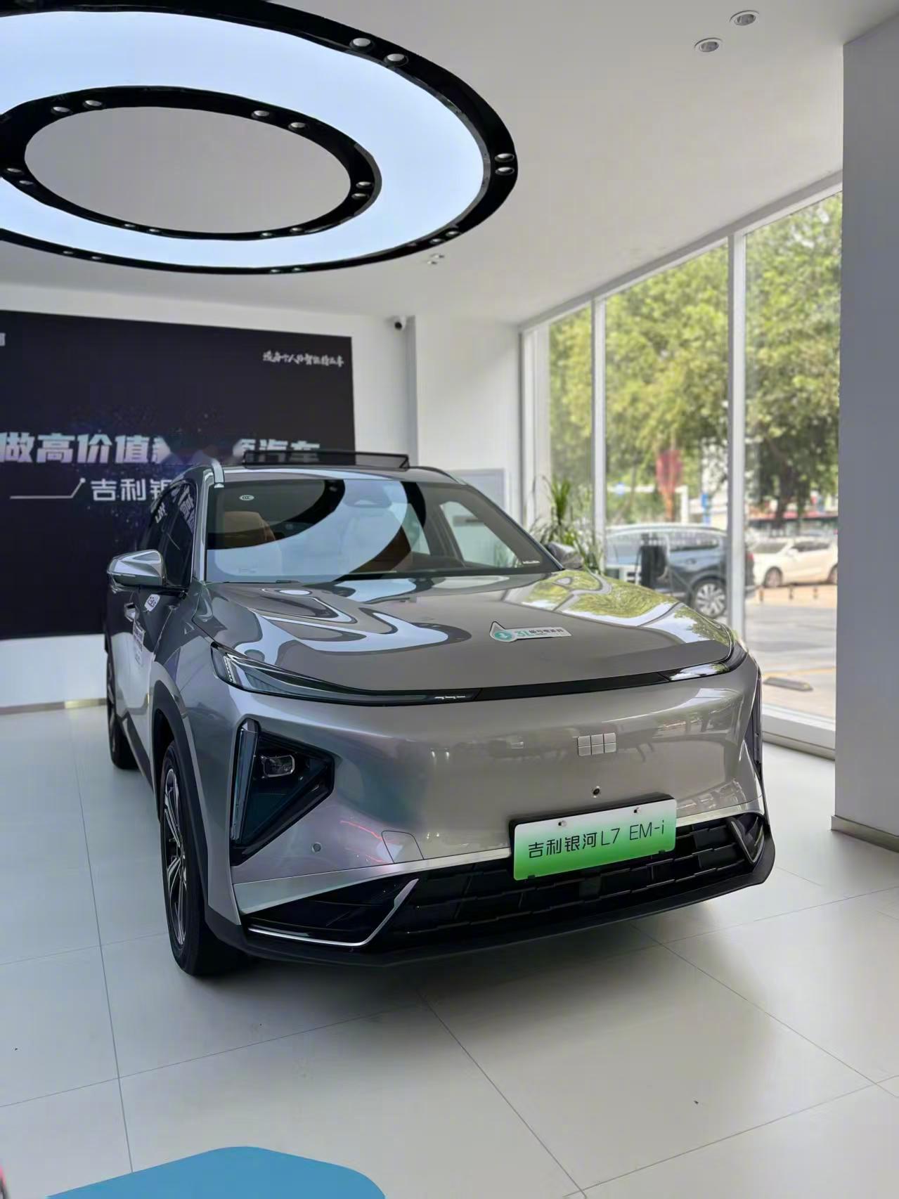 副驾有专属的16.2英寸娱乐屏，还带腿托和按摩，长途坐车看电影、刷剧很舒服。 