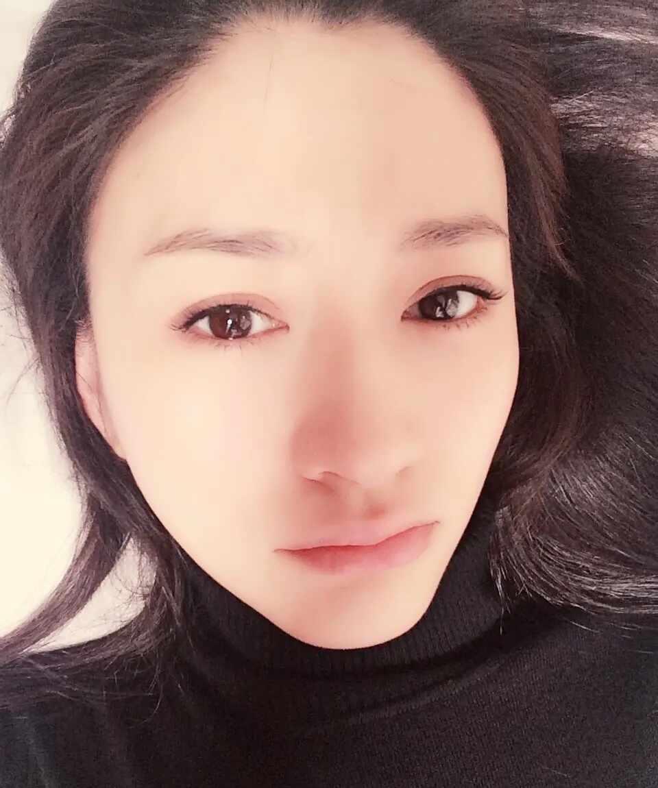 古早感
妳明媚的眼角 是觸動我心絃的第一縷陽光李小冉素颜古早