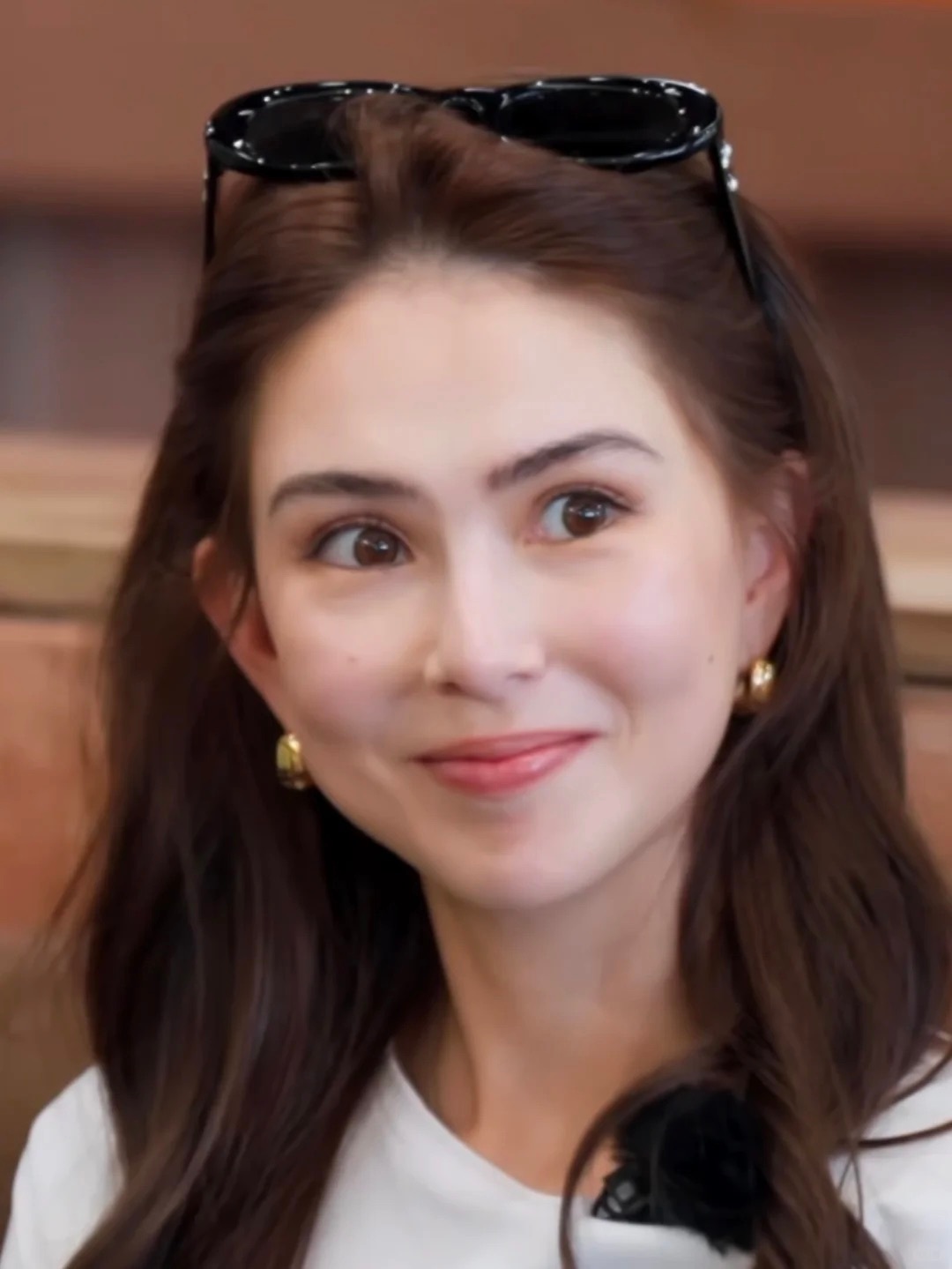 昆凌的“苹果肌”不仅凸现美貌，而且还主为人性格沉稳。17岁就跟周杰伦恋爱，谈了很