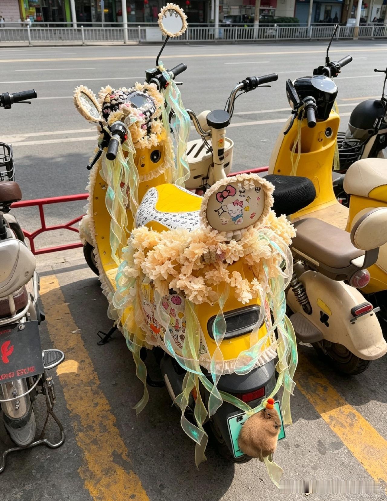 路边停一排电瓶车，我一眼就被这辆吸引住了：别的车都老老实实，只有它被打扮成了“可