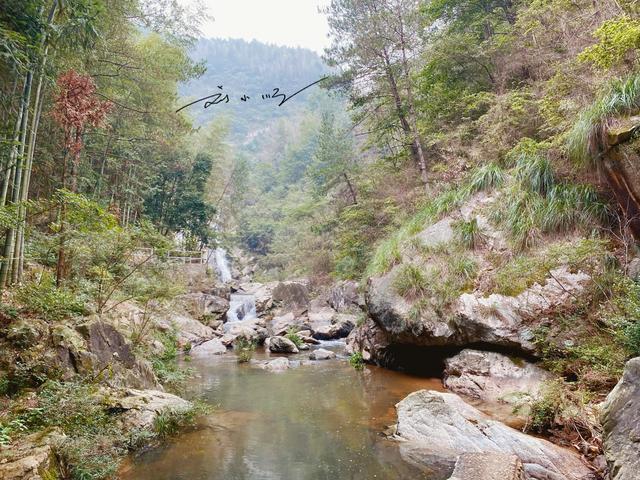 实拍安徽“天柱大峡谷”，游客惊叹：原来天柱山的最美水景在这里？

天柱山位于安徽