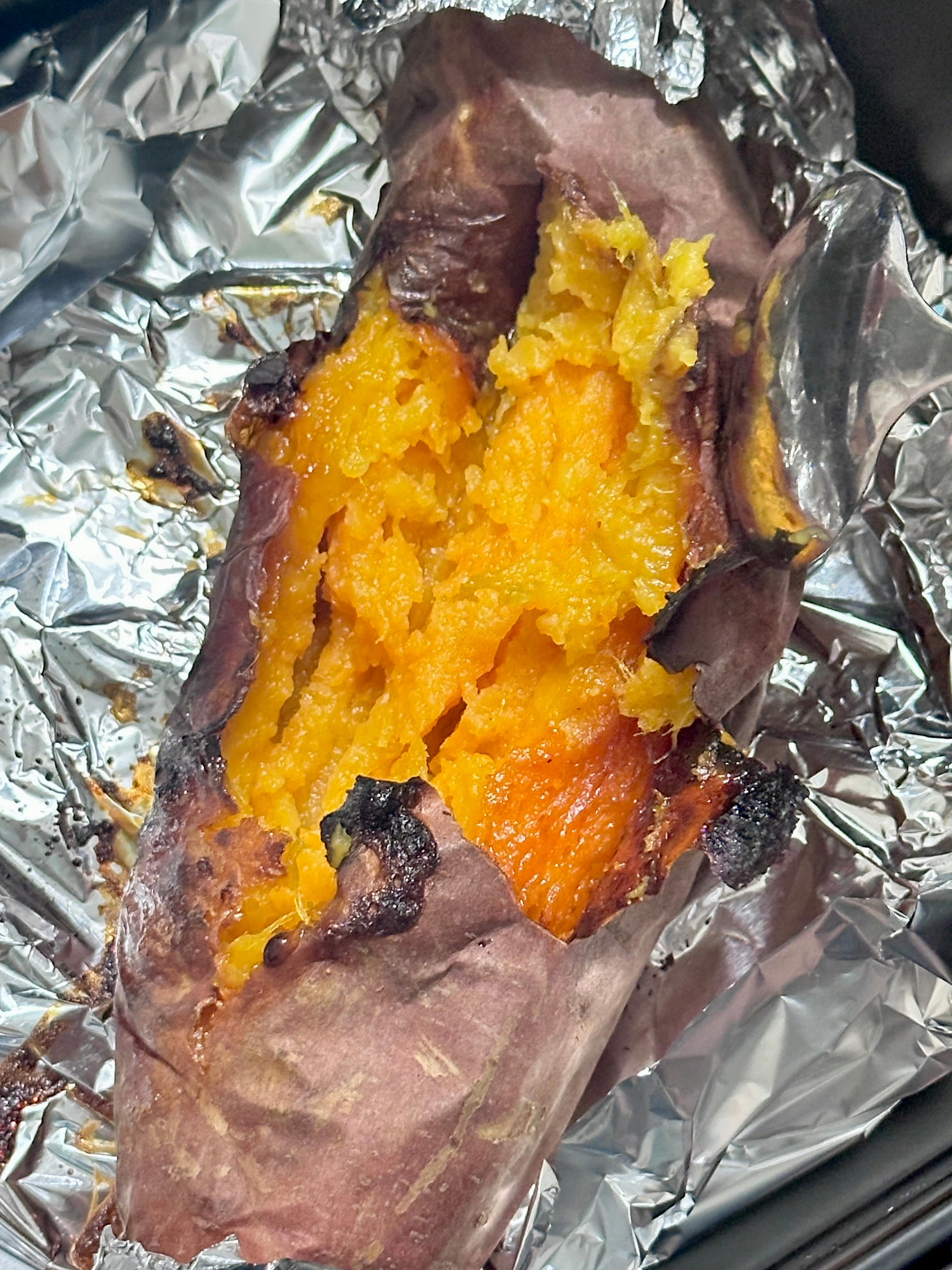 爱吃烤红薯的人天塌了我已经开始用空气炸锅做烤红薯了，做法参考如下：1.将红薯洗净