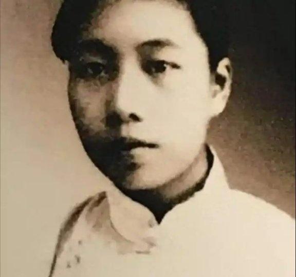 鲁迅去世后，许广平被日军抓捕，拳打脚踢惨遭电刑受尽凌辱和折磨。
 
1941年1