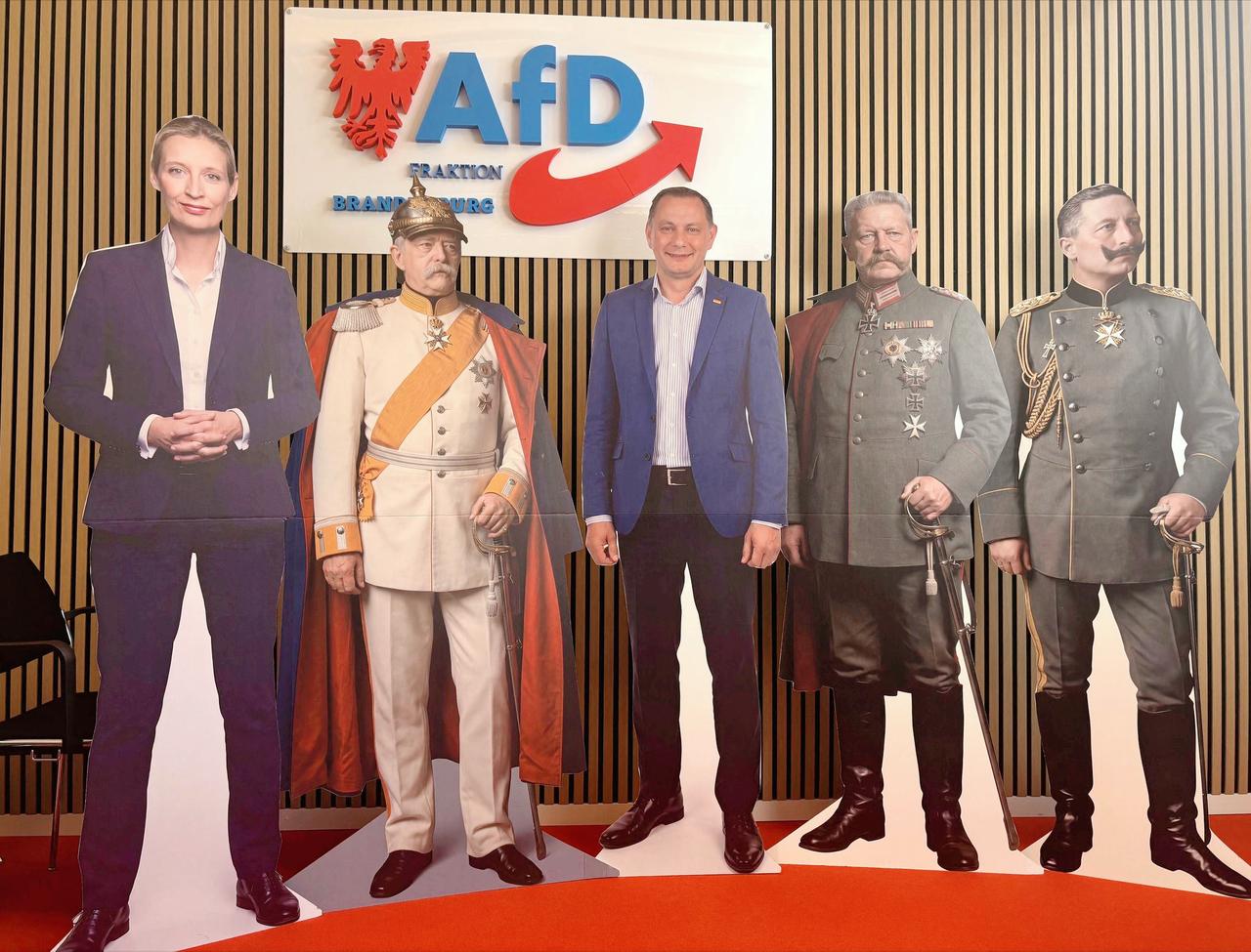 德国选择党（AfD）勃兰登堡州分部竖立起爱丽丝·魏德尔的人像立牌，AfD将她与德