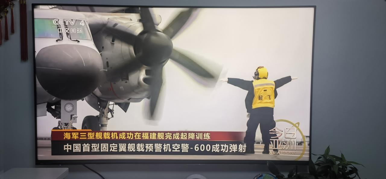 组图：福建舰海试舰载机歼15T，歼35，空中预警机电子弹射。
注：组图截自电视直