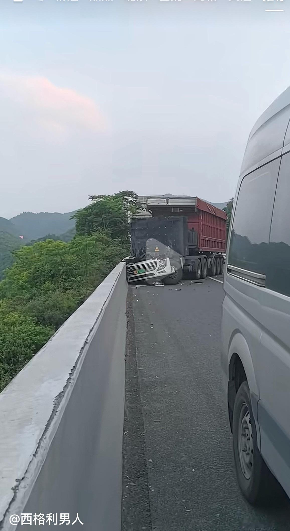 刷到一个视频，货车撞到护栏…1:车头飞出去了2:人没有生命危险 