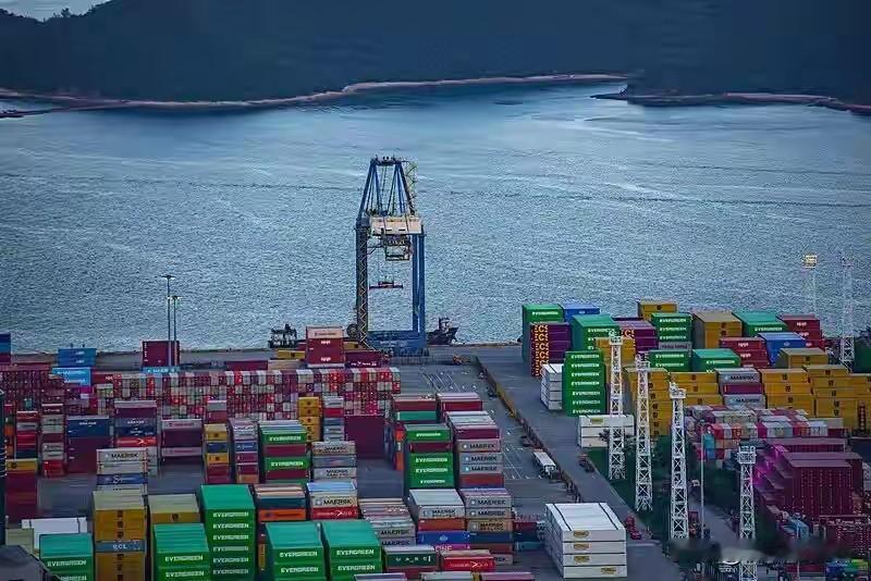 千亿港口交易这事儿越来越有看头了。长和出售港口，交易不确定性不断加大。要知道，这