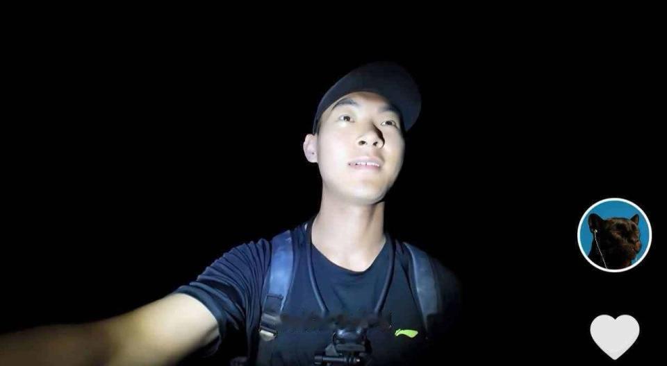 “太让人羡慕了！”河南老君山，一名22岁的小伙成了景区的“云海观察员”，住在老君