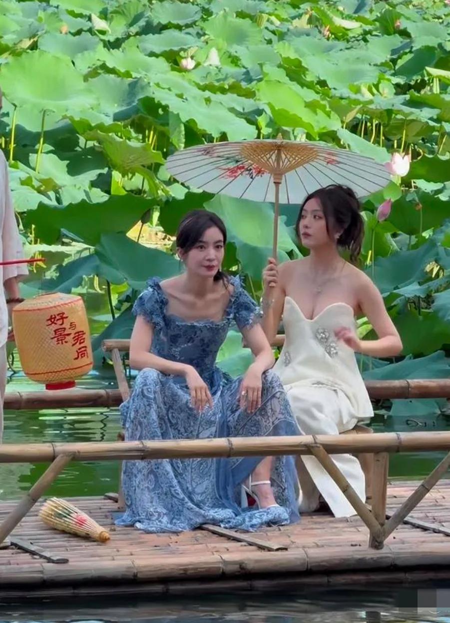 哈哈哈，一袭蓝色花裙的李晟龙眉凤目，娇柔腰柳，粉面含春，可是身材平板，坐姿不够端