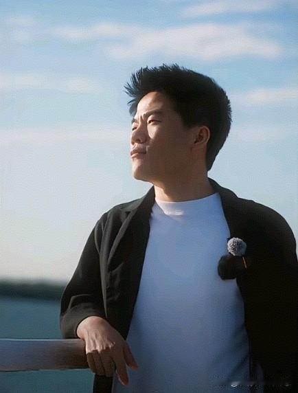 董宇辉休息的这几天，不仅骂声少了，连关注他的人也只能刷刷以前的视频切片，好像他不