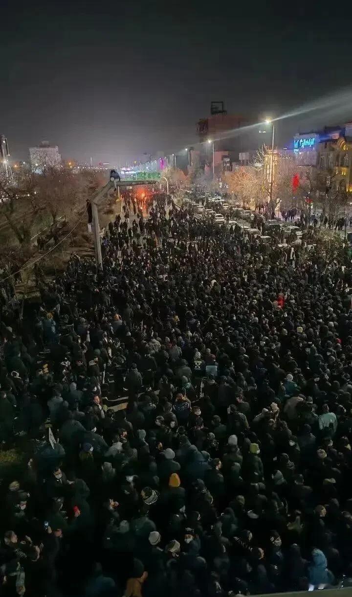 战争阴影下的伊朗，各方势力的博弈
伊朗最近不太平，经济很差嘛，老百姓不满意，就闹