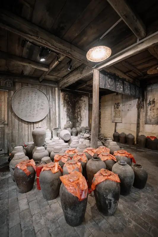 3月15日浙江，男子开坛20年的女儿红瞬间懵了，当事人：封口没有封好，石膏流进黄