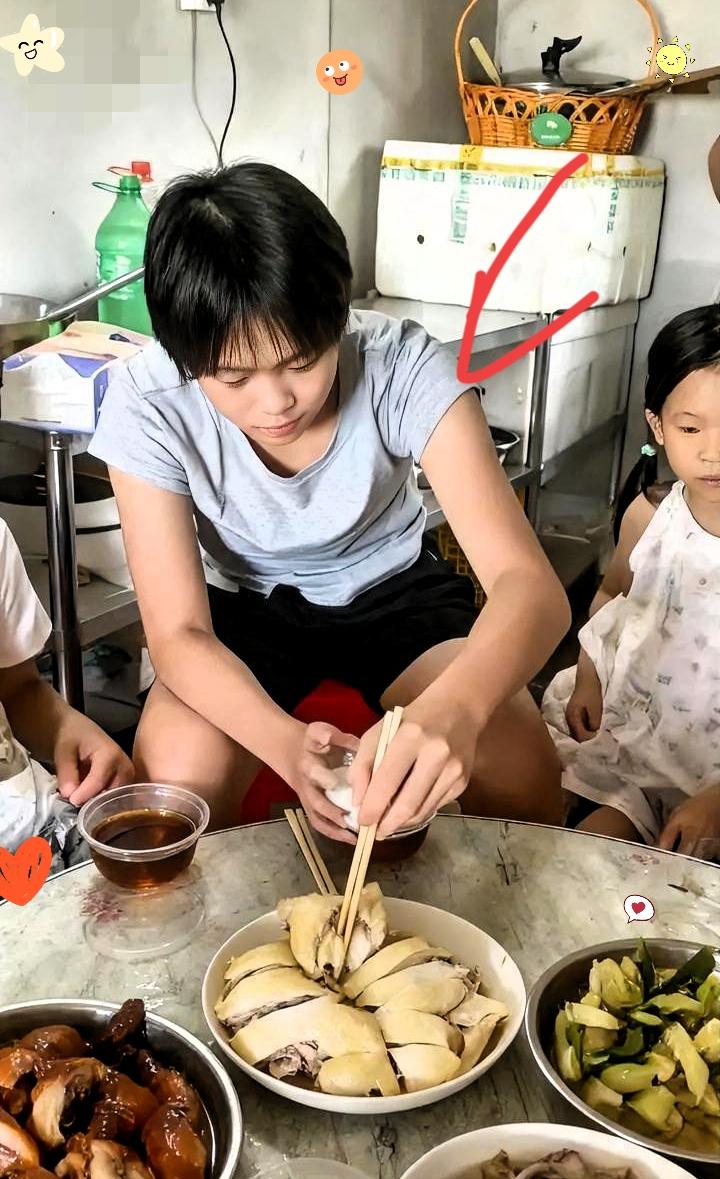 谁能不爱这样的全红婵！赛场上是让裁判打满10分的“水花消失术”霸主，
回到湛江老