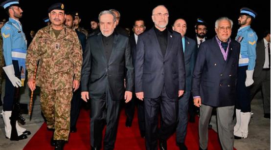 眼看就要打起来的时候，伊朗的谈判团队连夜赶路，在11号凌晨终于到了巴基斯坦的伊斯