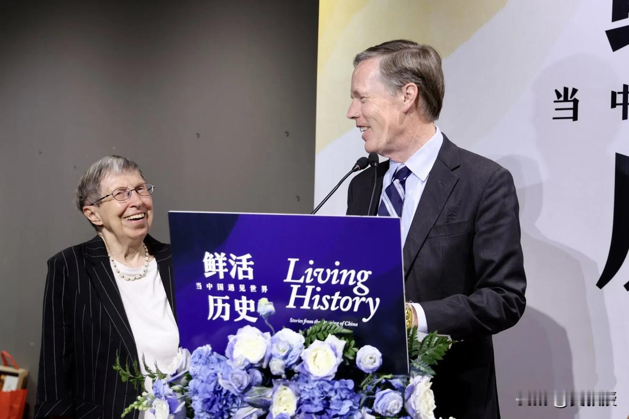 美国🇺🇸驻华大使伯恩斯到上海参加活动
他说：“我们庆祝《鲜活历史》在上海启动