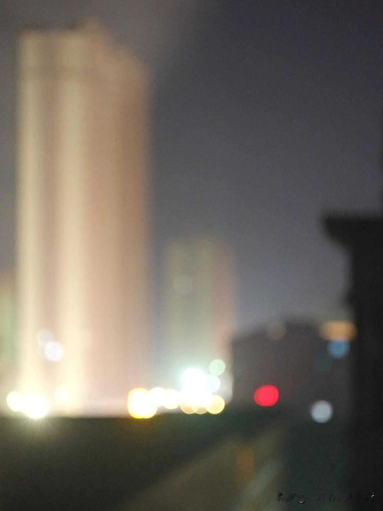 这一方夜是安静的，星儿明亮，没有月。
远方的楼群灯火依稀，室内还点着一盏灯。
茶